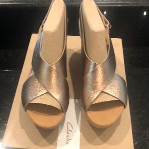 New Clark’s gold wedge size 8.5 W
